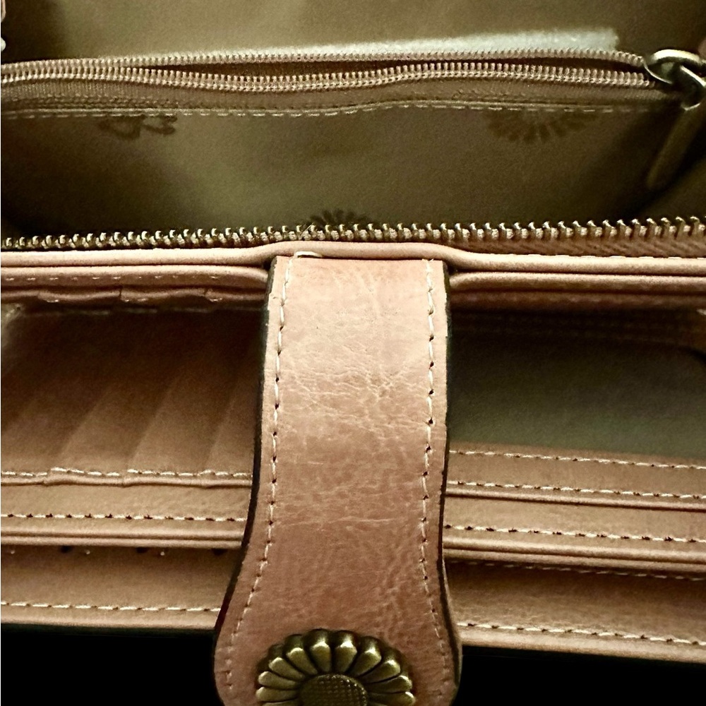AMAZONS ESSENTIALS BIG WALLET/Wristlet in mauve with huge organization! - Picture 4 of 10